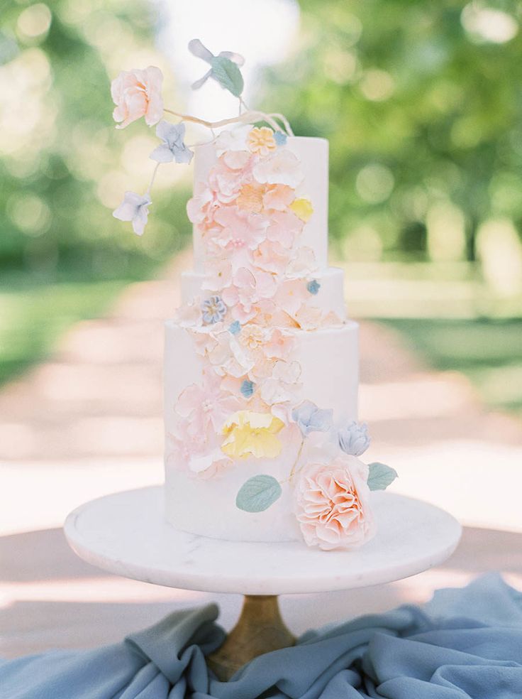 2026 wedding cake color palette featuring burgundy, mocha mousse and navy gold