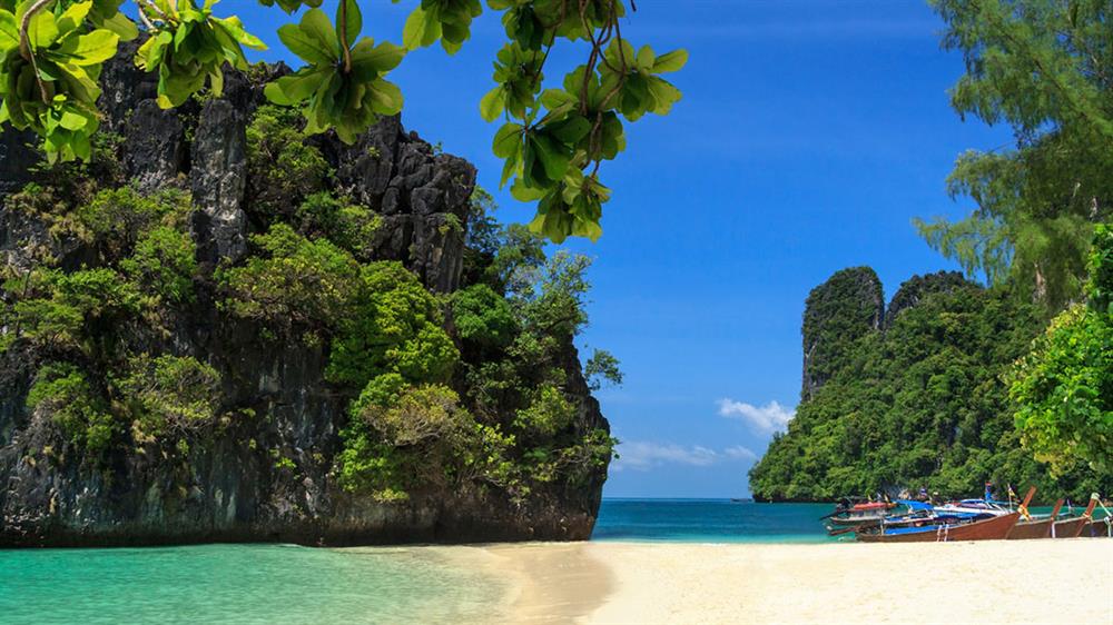Phang Nga Bay - điểm tham quan nổi tiếng tại Phuket với những hòn đảo đá vôi