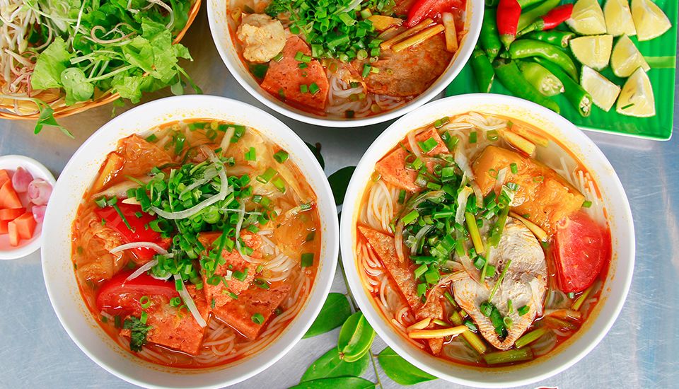 Tô bún chả cá Đà Nẵng với chả cá vàng ươm, rau thơm và nước dùng trong