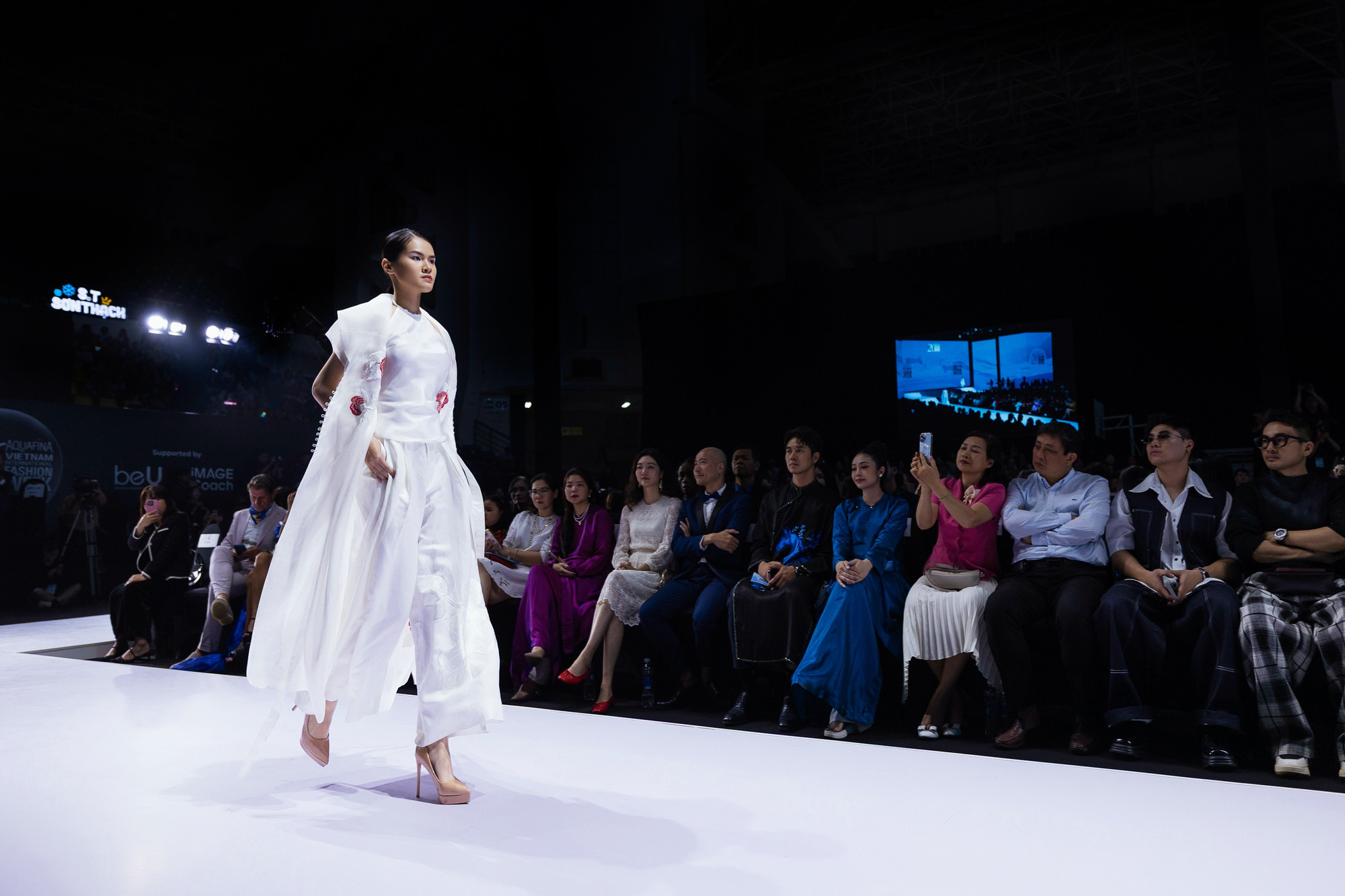 Xu hướng thời trang bền vững Việt Nam 2026 - chất liệu lụa và tơ tự nhiên