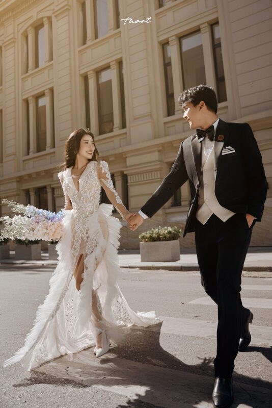 Ảnh cưới cinematic dọc – cô dâu chú rể trong bối cảnh phim trường ánh sáng nghệ thuật