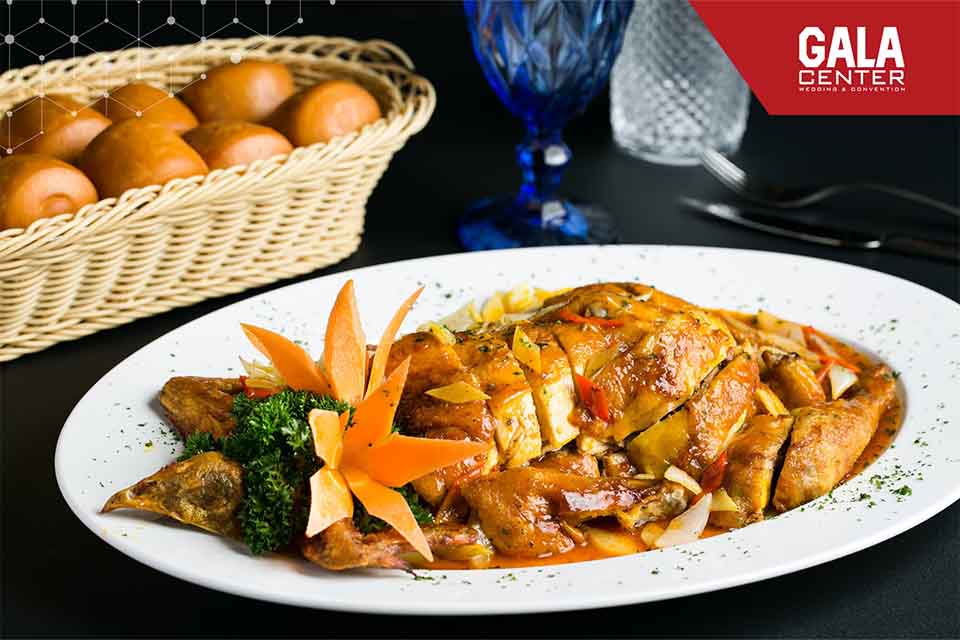 Món chính Fusion trong tiệc cưới — thăn bò kết hợp sốt phương Tây