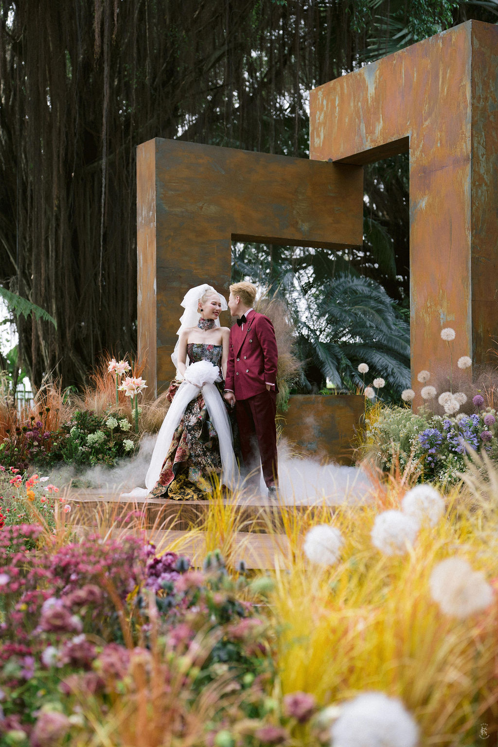 Cô dâu chuẩn bị ngày cưới với sự hỗ trợ của wedding planner chuyên nghiệp