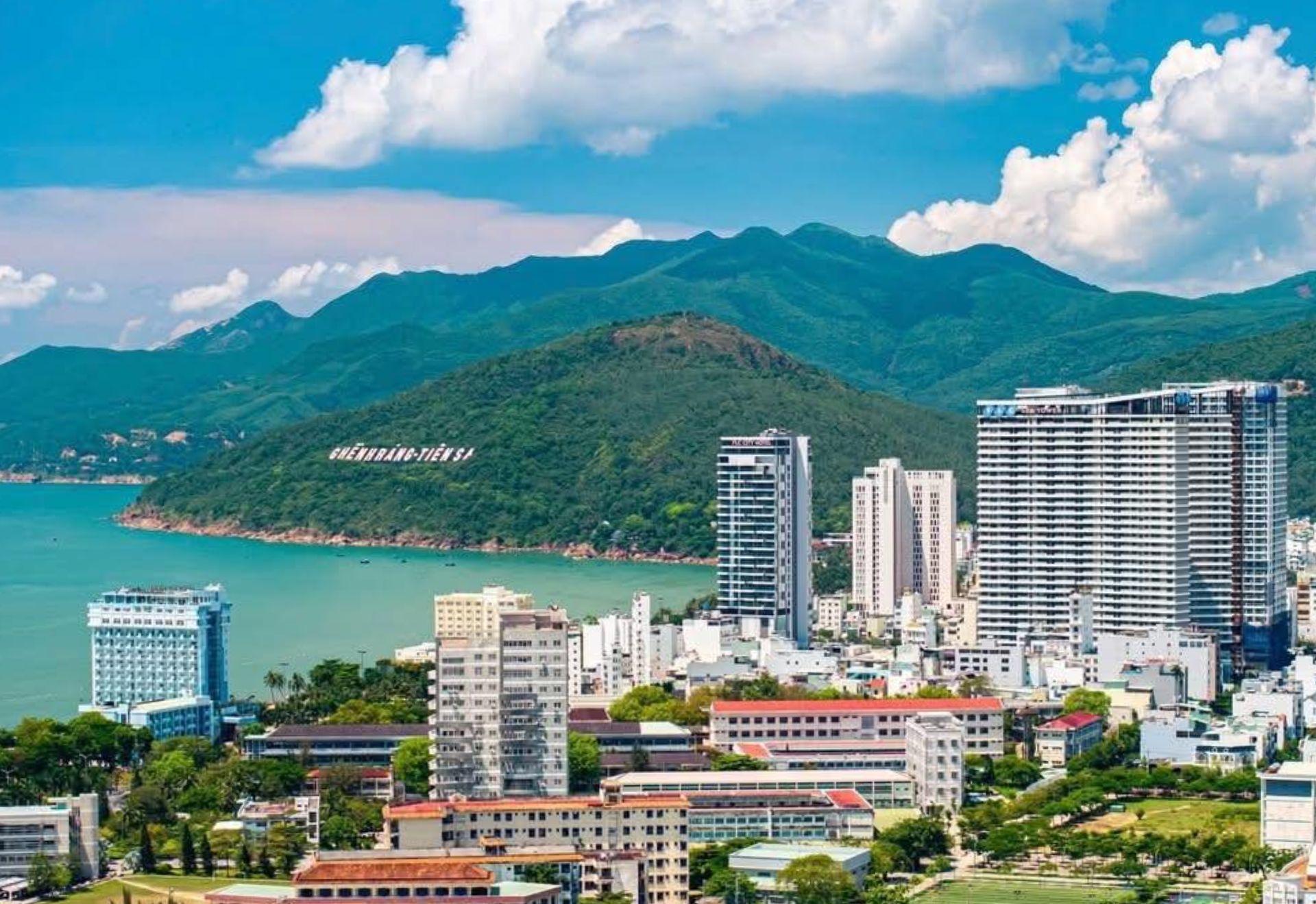 Toàn cảnh biển Quy Nhơn nhìn từ trên cao, điểm đến du lịch biển hàng đầu Việt Nam 2026