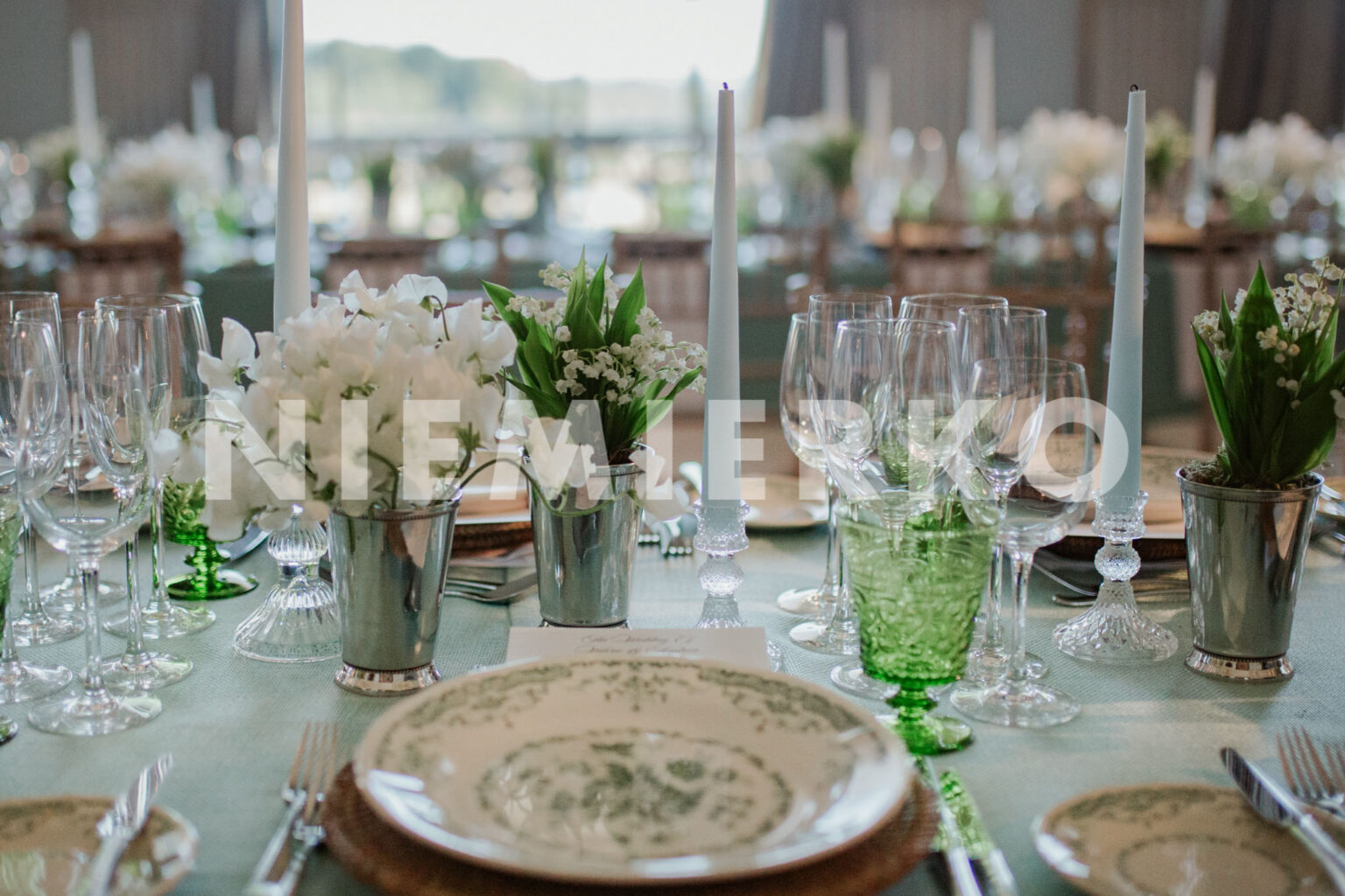 Smart wedding technology 2026 with LED screens and digital displays at a Vietnamese wedding reception