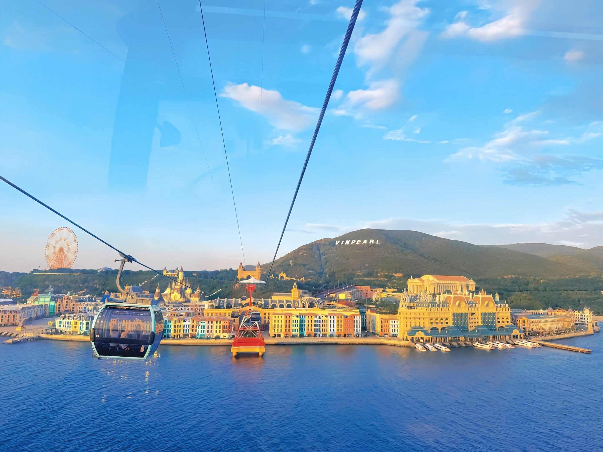 Cabin cáp treo tại Việt Nam với tầm nhìn toàn cảnh từ trên cao