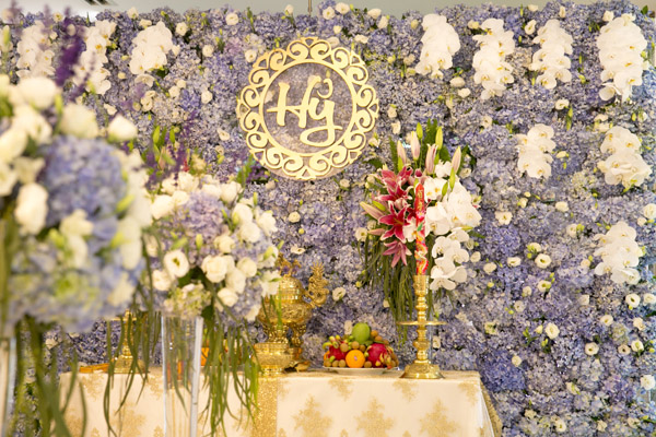 Cổng hoa cưới làm từ hoa cẩm tú cầu tươi đẹp sang trọng