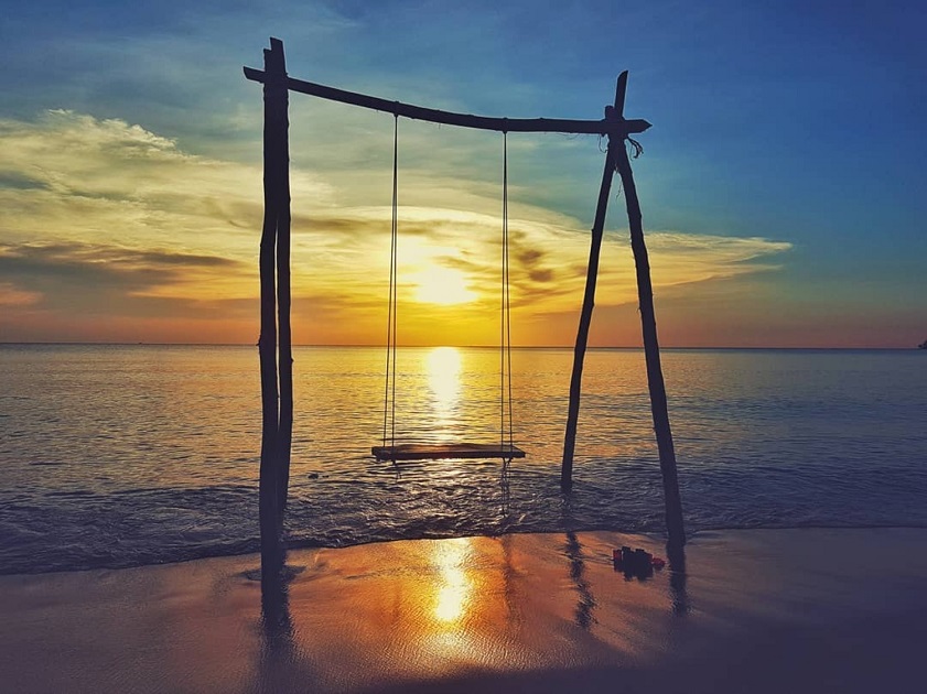 Bãi Ông Lang Phú Quốc với đá ngầm, cây xanh và nước biển trong vắt