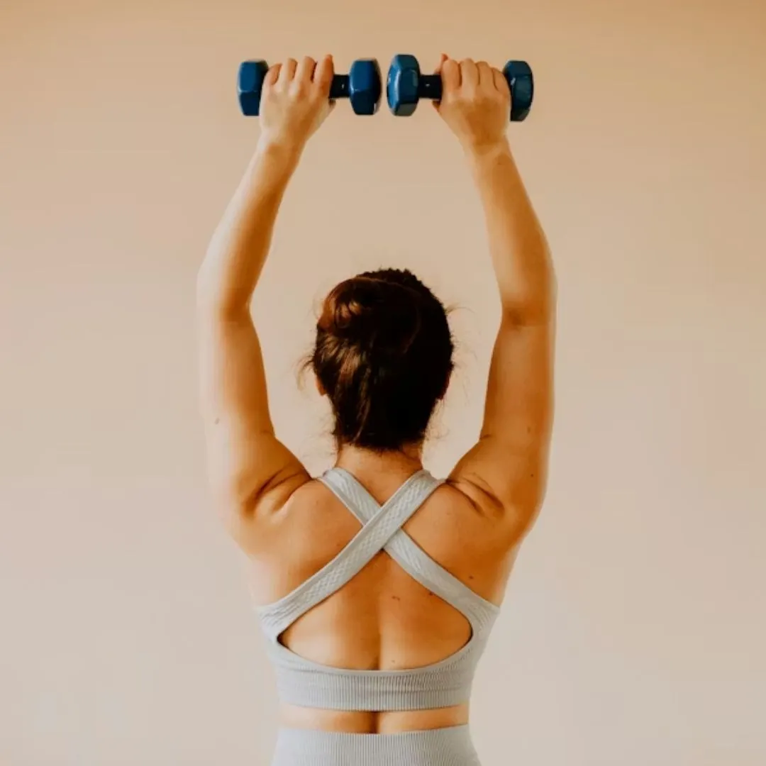 Bài tập nâng tạ qua đầu (Overhead Press) giúp săn chắc bắp tay