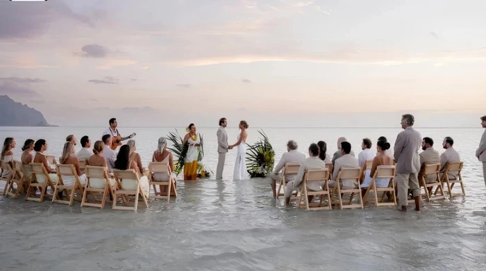 Toàn cảnh đám cưới giữa biển lúc bình minh - cặp đôi trao lời thề với nền trời hồng rạng đông