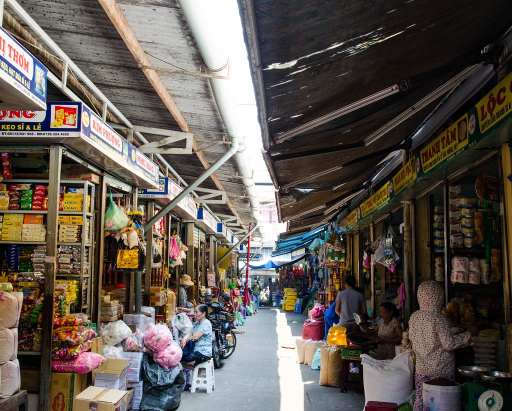 Các loại đặc sản khô Đà Nẵng bày bán tại chợ Cồn gồm mắm cá, hải sản khô, bánh tráng