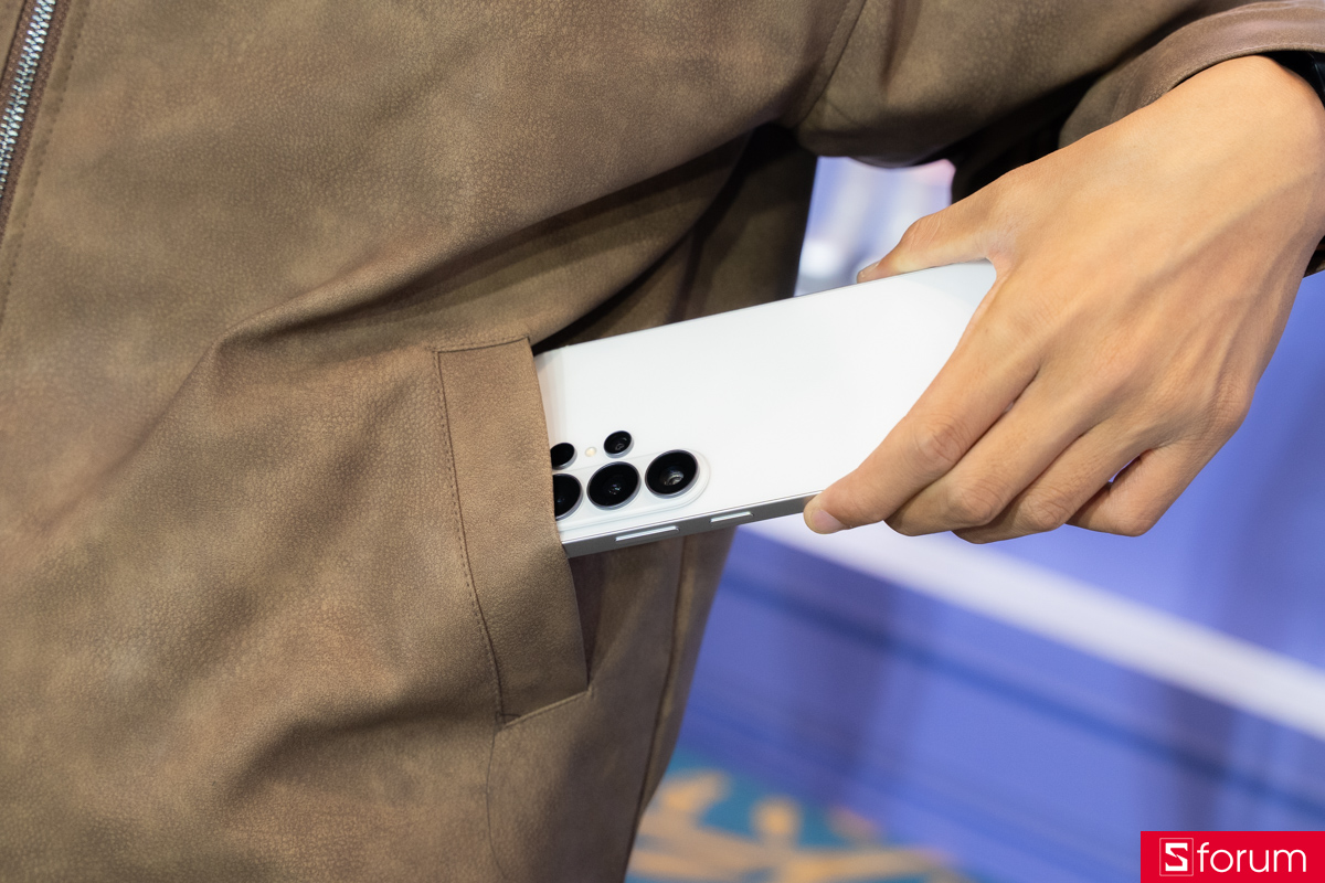 Samsung Galaxy S26 Ultra - cụm camera Ambient Island và S Pen