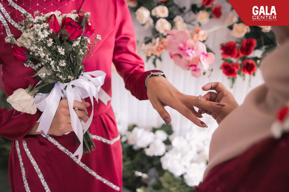 Không gian tiệc cưới hiện đại được trang trí theo chủ đề năm Bính Ngọ 2026