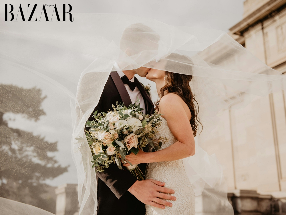 Cặp đôi hạnh phúc trong lễ cưới năm Bính Ngọ 2026 - nguồn từ Harper's Bazaar Việt Nam