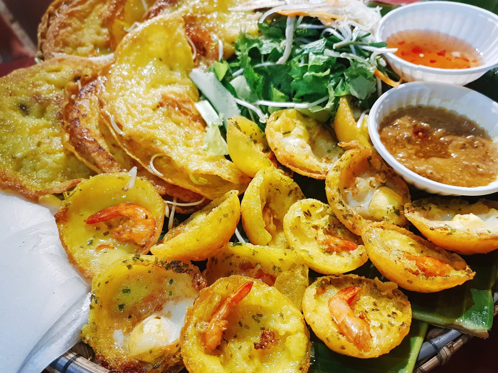 Các món đặc sản ẩm thực Đà Nẵng bày trên bàn gồm mì Quảng, bánh xèo, hải sản tươi