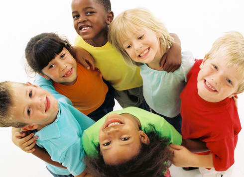 Trẻ nhỏ học tiếng Anh tại nhà cùng bố mẹ từ sớm