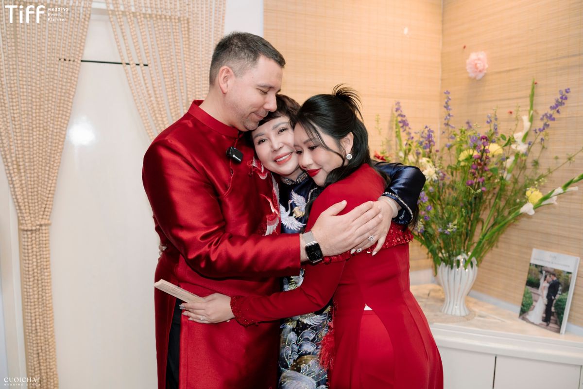 Nhà gái chuẩn bị không gian và sắp xếp chỗ ngồi phù hợp cho buổi gặp mặt hai gia đình