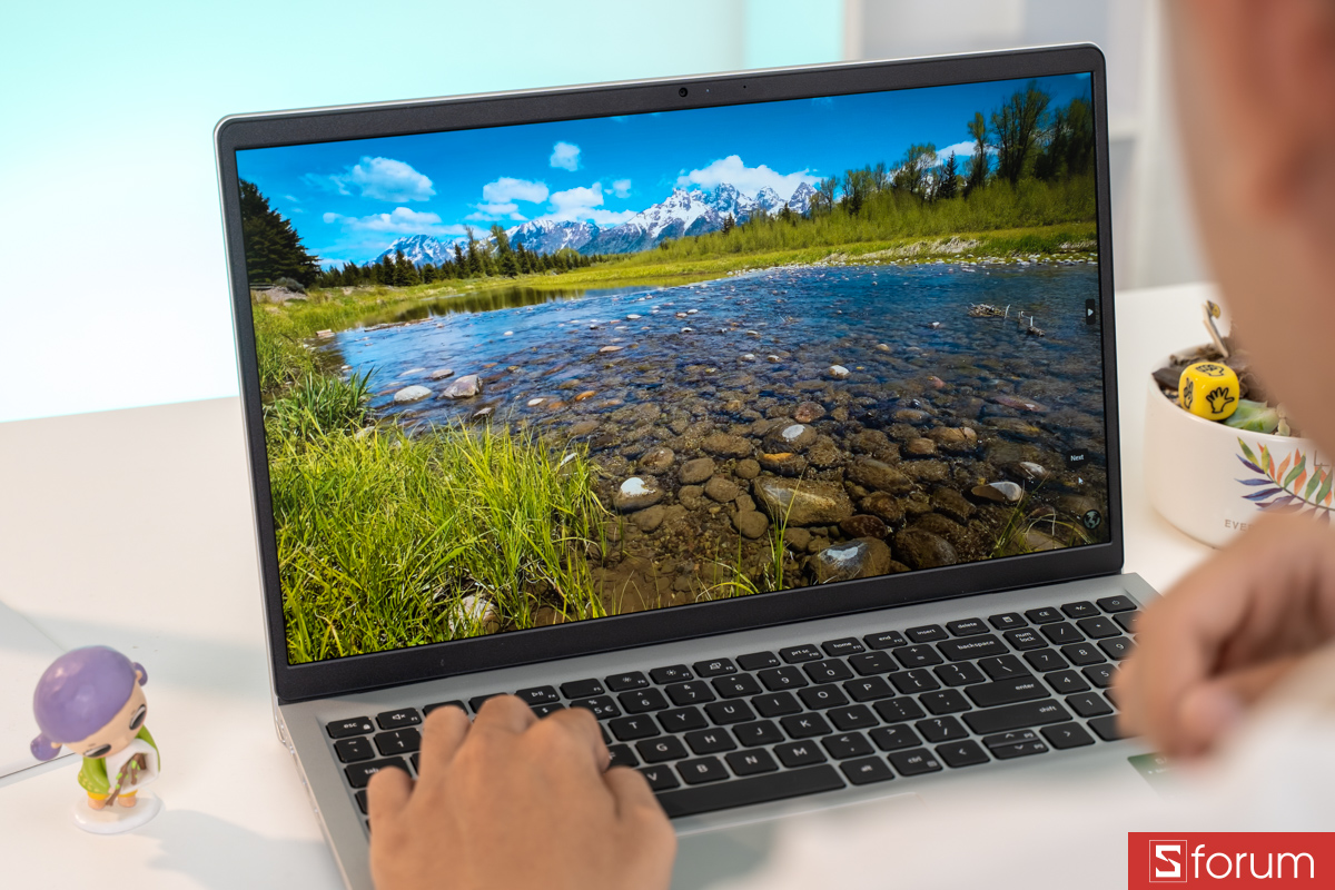 Dell Inspiron 15 3530 - góc nghiêng máy mở 45 độ, thiết kế mỏng nhẹ