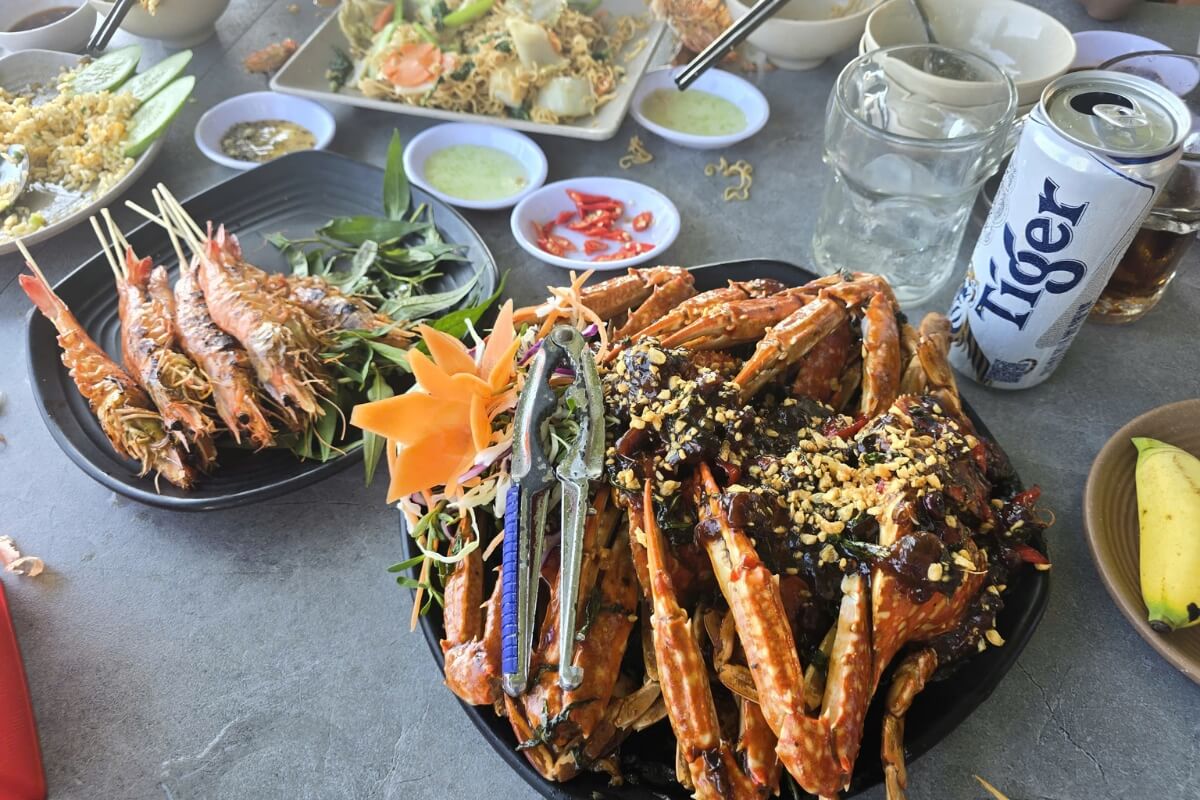 Hải sản tươi sống tại các quán bờ kè Mũi Né – trải nghiệm ẩm thực biển không thể bỏ qua