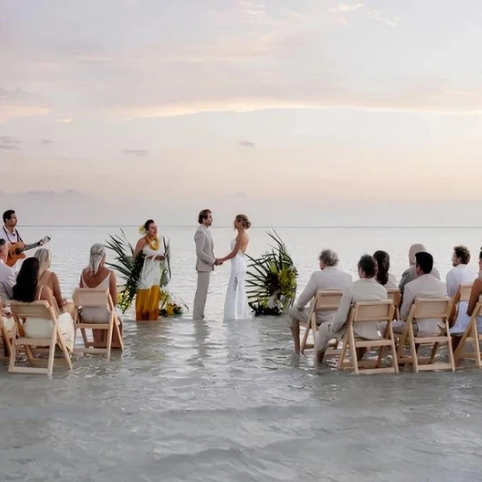 Lễ cưới sunrise trên biển Hawaii - khách mời ngồi trên ghế giữa đại dương lúc mặt trời mọc