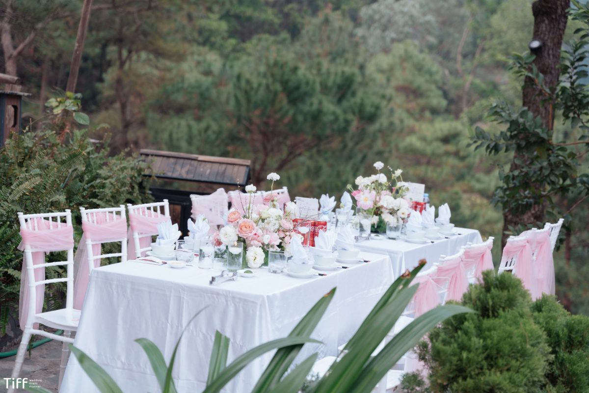 Soulful Tables — bàn tiệc cưới được cá nhân hóa với tên và kỷ niệm riêng của cặp đôi