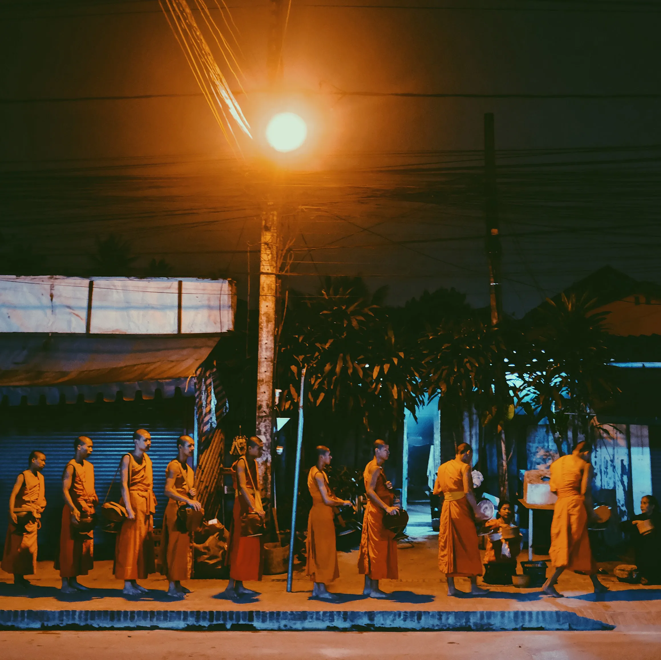 Nghi lễ Tak Bat (khất thực) của các nhà sư Phật giáo lúc bình minh tại Luang Prabang