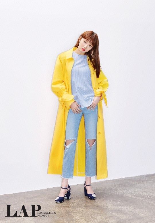 Lee Sung Kyung diện sơ mi xanh/hồng pastel kết hợp quần suông công sở