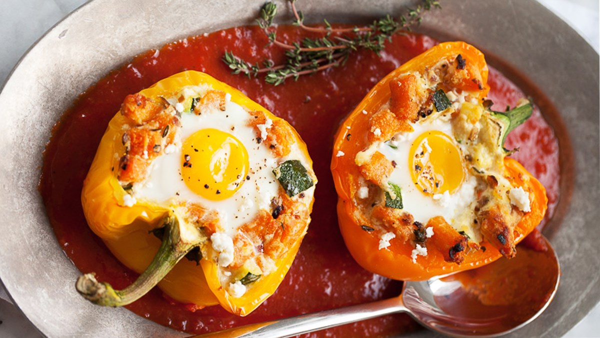 Ớt chuông nhồi trứng nướng bữa sáng giàu vitamin