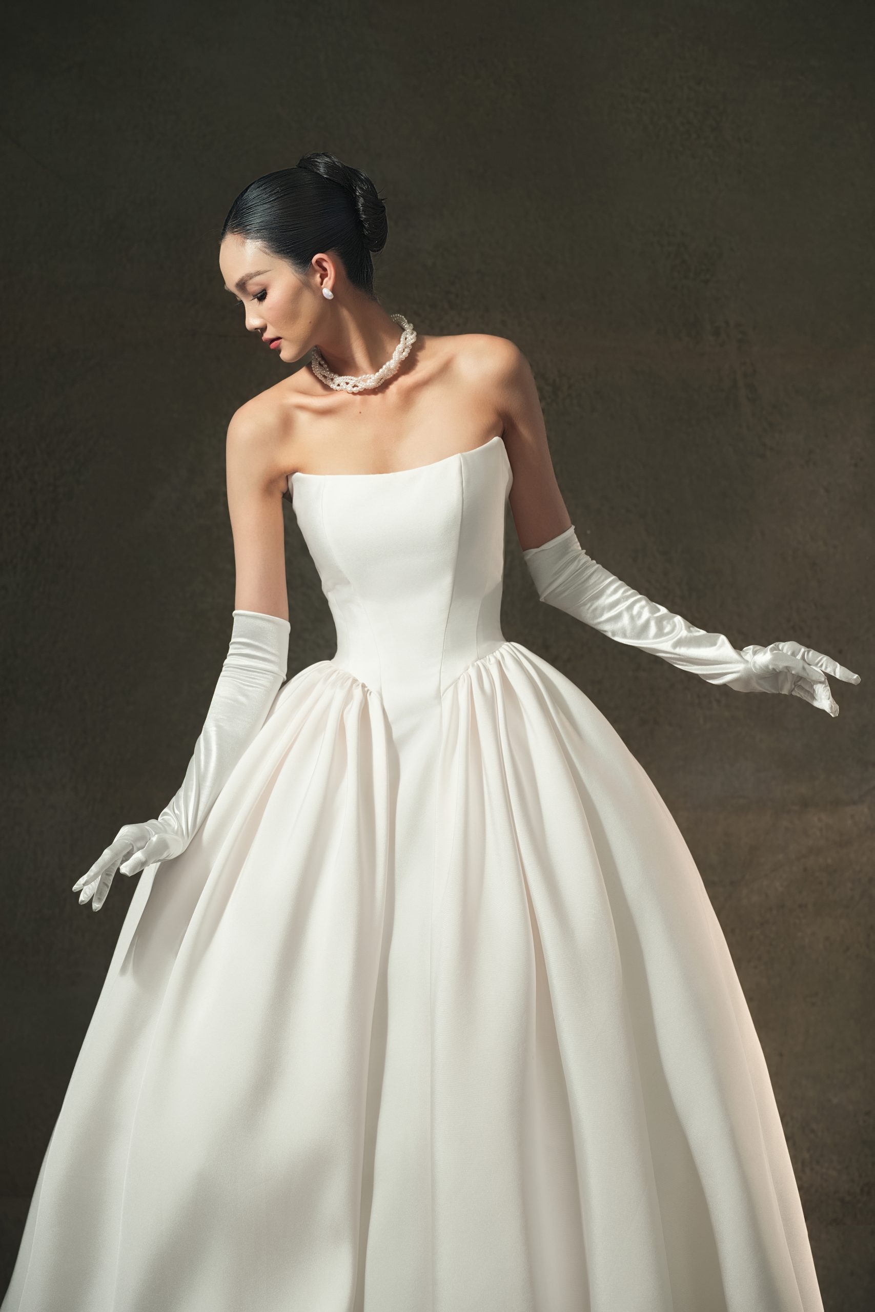 Mẫu váy hạ eo kết hợp hoa 3D - thể hiện sự kết hợp giữa chi tiết nữ tính và thiết kế sang trọng