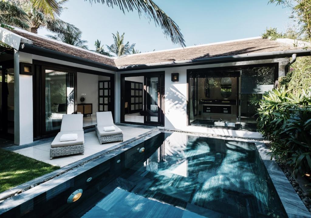 Hồ bơi vô cực tại TIA Wellness Resort với tầm nhìn ra biển Đông