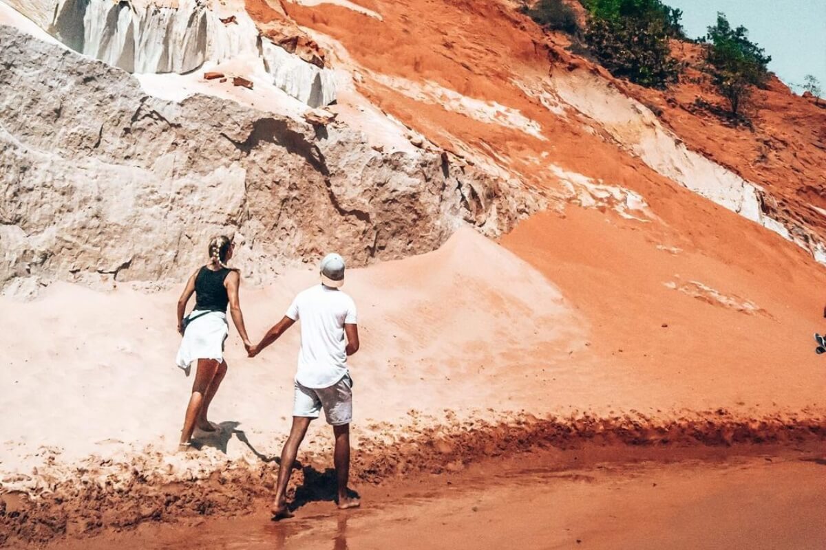 Suối Tiên Mũi Né – dòng suối huyền ảo chảy qua vách đá đỏ và thảm xanh nhiệt đới