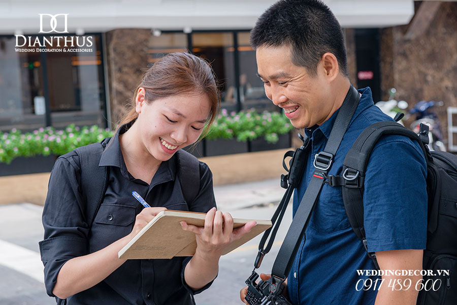 Wedding Planner điều phối và tư vấn cho cặp đôi trong ngày cưới