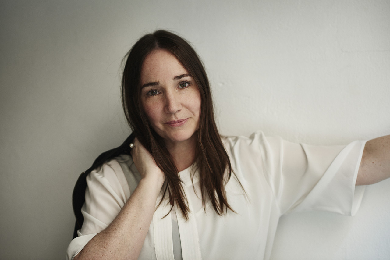 Thiết kế nội thất phong thủy 2026 từ Monica Forster Design Studio — không gian tối giản ấm áp