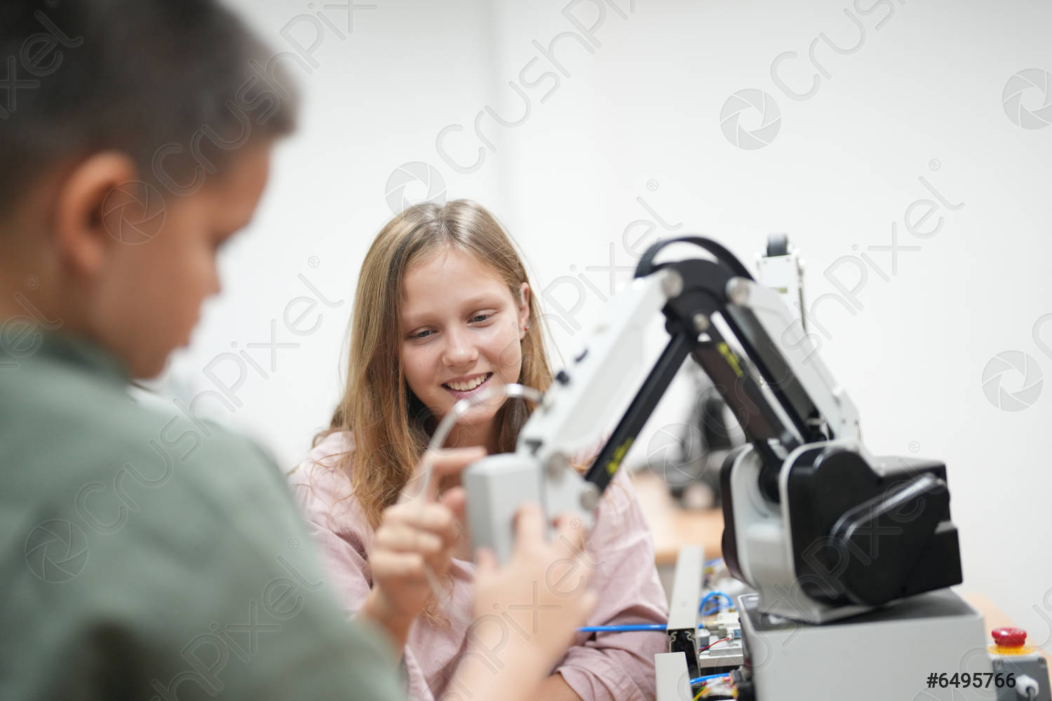 Trẻ em học tập trong môi trường công nghệ AI năm 2026