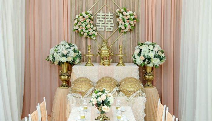 Cắm hoa hồng trang trí bàn thờ ngày cưới