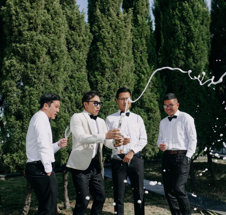 Không gian tiệc cưới ngoài trời sang trọng với hoa và ánh sáng tự nhiên