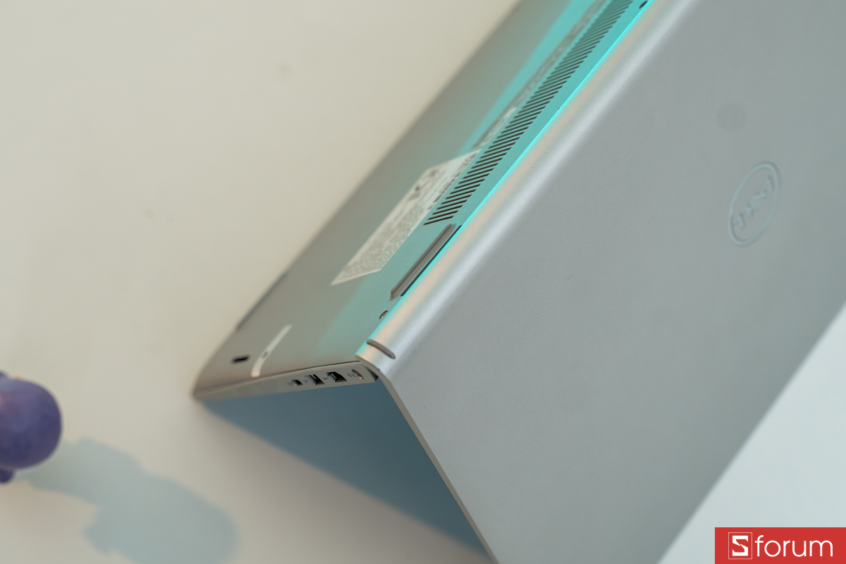 Dell Inspiron 15 3530 - cận cảnh touchpad rộng hỗ trợ đa chạm