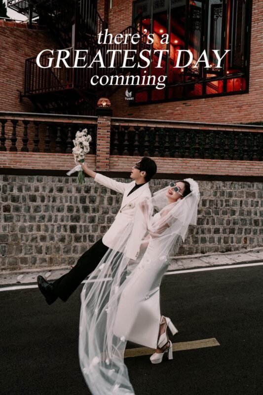 Ảnh cưới cinematic dọc – cô dâu trong ánh sáng backlight tạo hiệu ứng hào quang điện ảnh