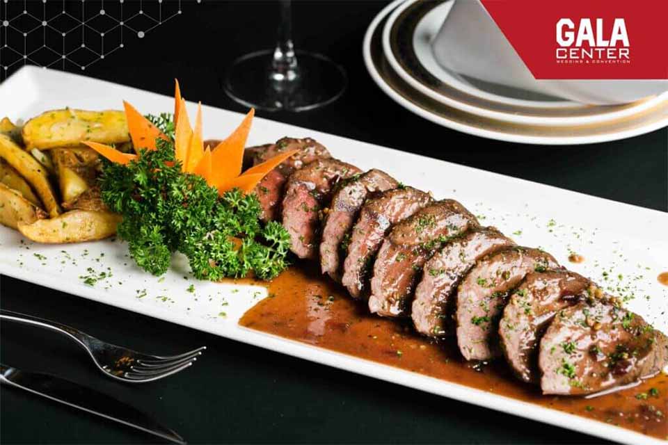 Món khai vị Fusion trong thực đơn tiệc cưới — súp hải sản và salad trộn