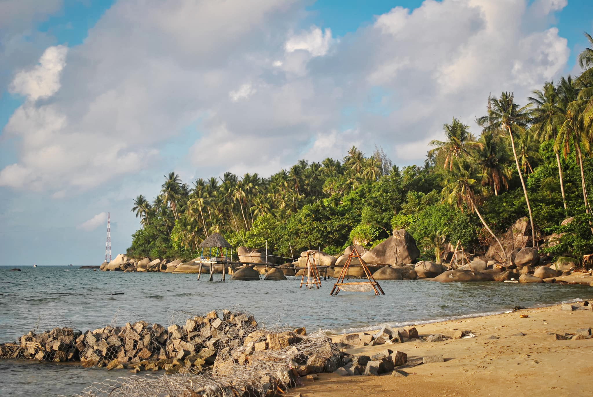 Bãi Bàng Hòn Sơn với cát trắng tinh khôi và hàng dừa xanh soi bóng xuống mặt biển