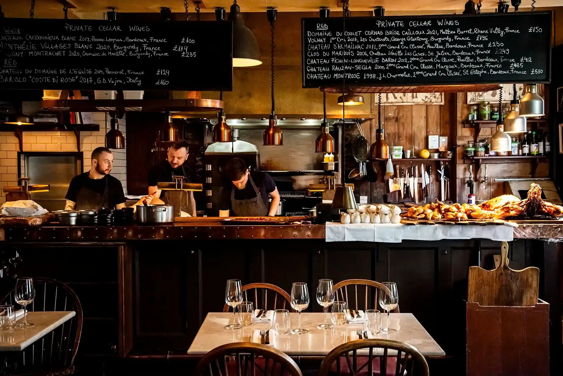 Lore of the Land — quán pub Anh truyền thống của Guy Ritchie tại Fitzrovia, London