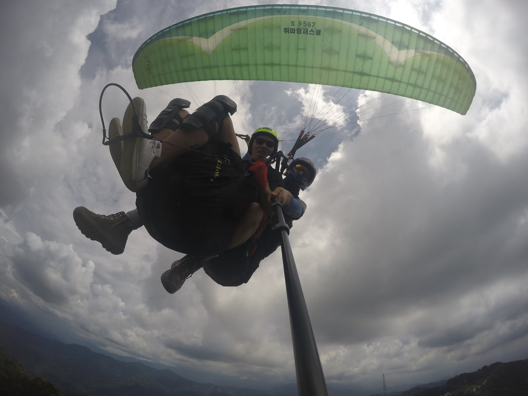 Cảnh bay dù lượn tandem nhìn xuống rừng nhiệt đới Sabah từ độ cao 800m