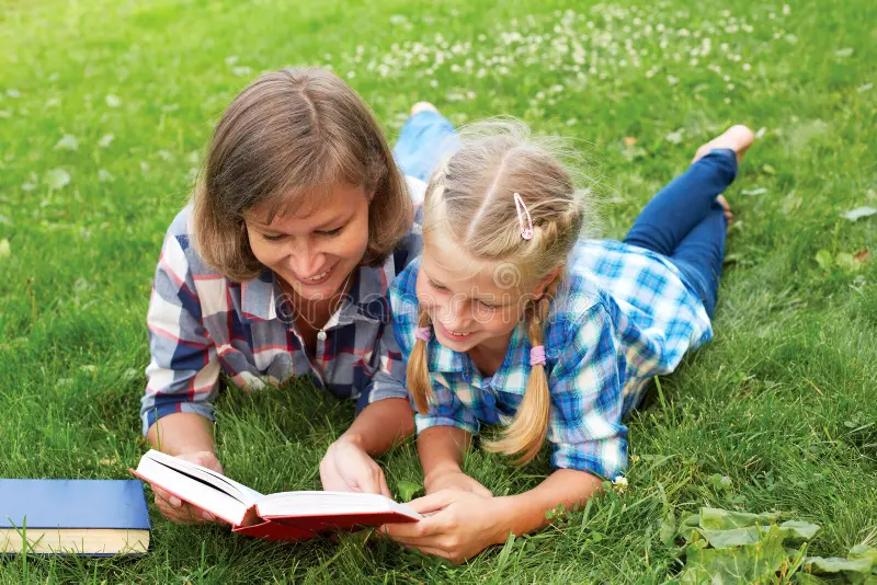 Cha mẹ và con đọc sách cùng nhau buổi tối tạo kết nối cảm xúc