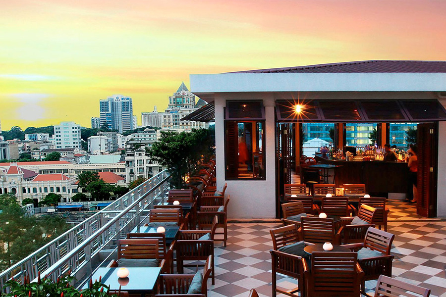 Saigon Saigon Rooftop Bar tại Caravelle Hotel — tiệc cưới trên cao tầng 9, view trung tâm Sài Gòn