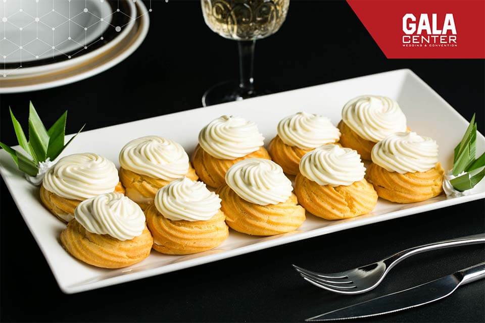 Tráng miệng Fusion tiệc cưới — kem và bánh ngọt phong cách châu Âu