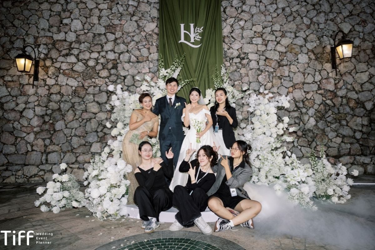 Mẫu hoa trang trí đám cưới đẹp sang trọng 2025