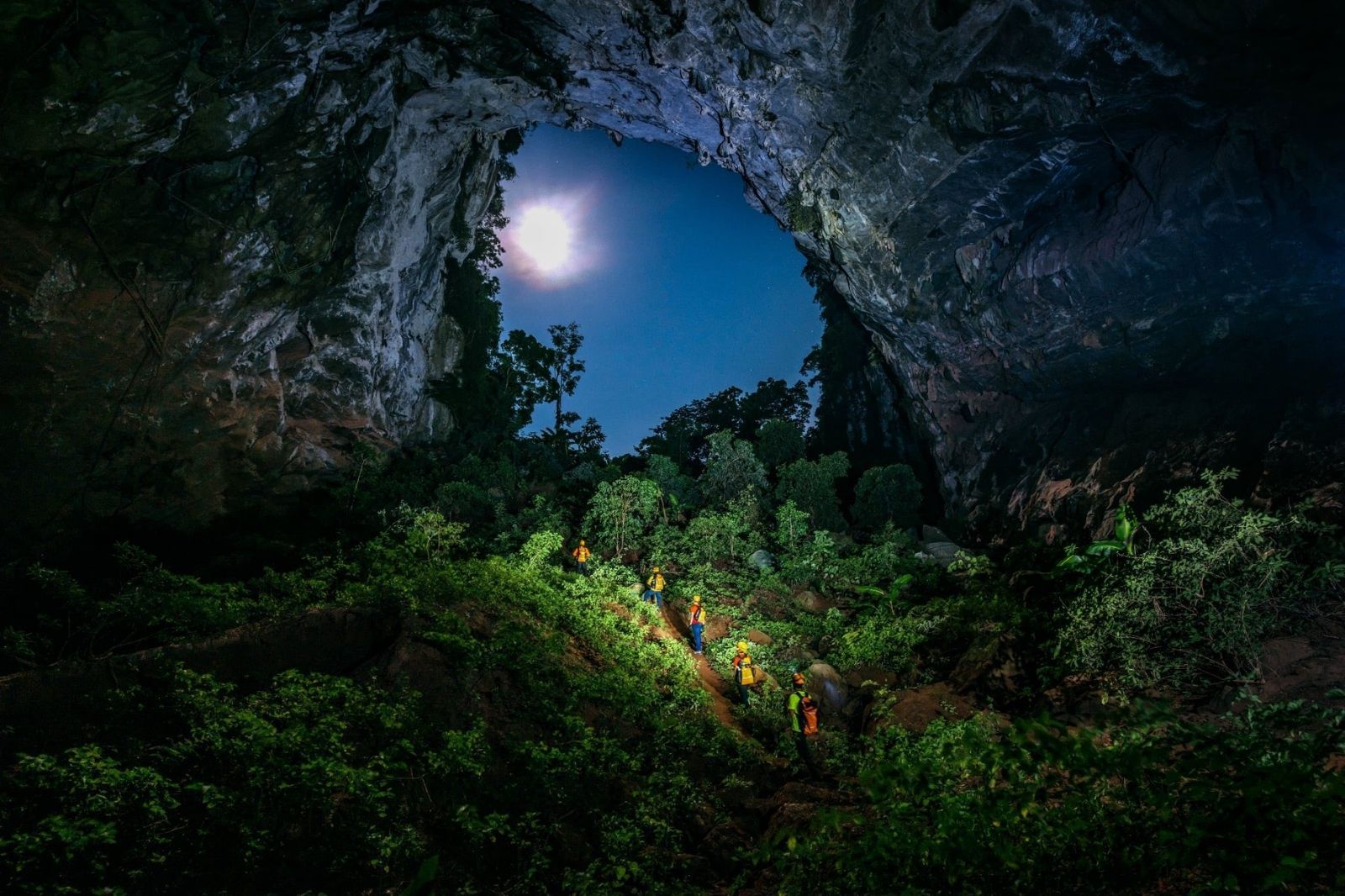 Tour mạo hiểm khám phá hang động - trekking qua rừng nguyên sinh