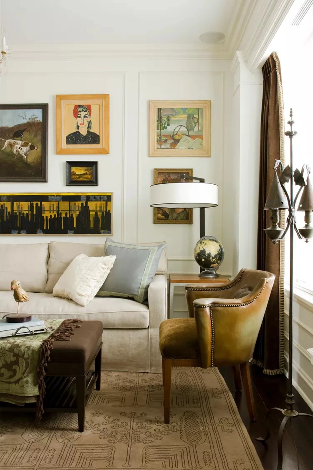 Phòng ngủ cozy với đầu giường bọc vải và đường cong mềm mại 2026