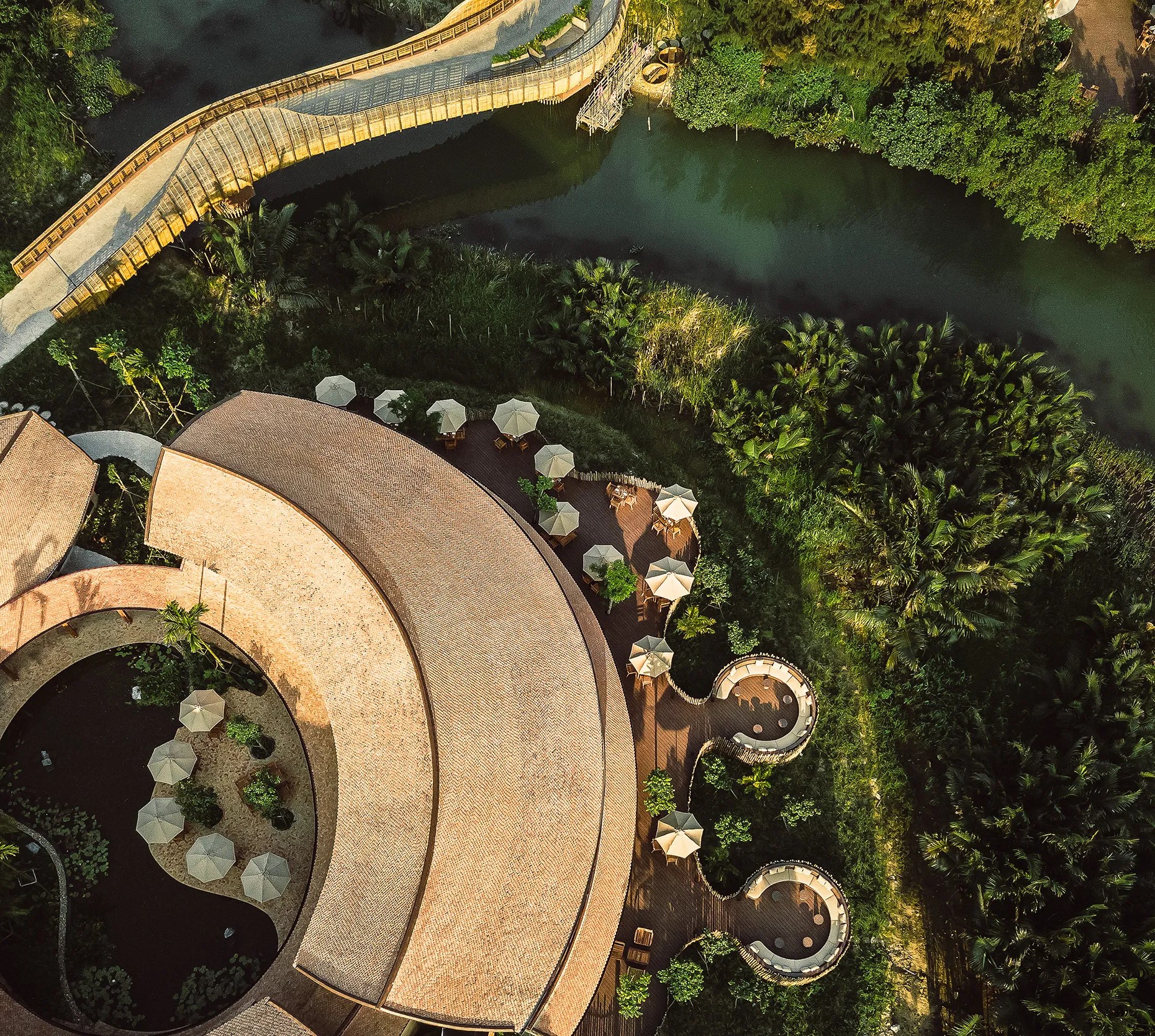 Nhà hàng ngoài trời The Merchant tại Namia River Retreat — không gian ẩm thực bên sông Hội An