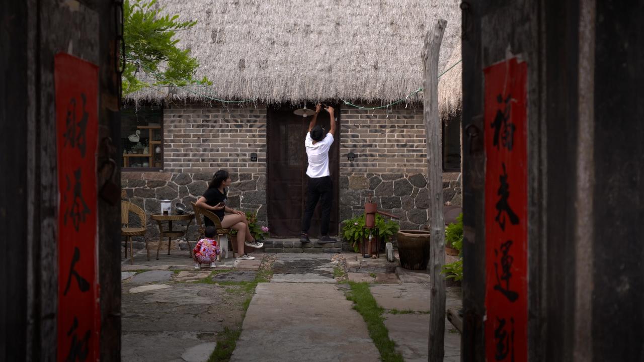 Gia đình tại homestay ở Sapa cùng du khách nấu ăn sáng, thể hiện sự kết nối thực sự